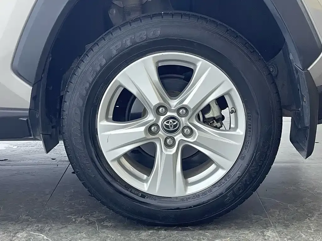 Toyota RAV4 — фото 9
