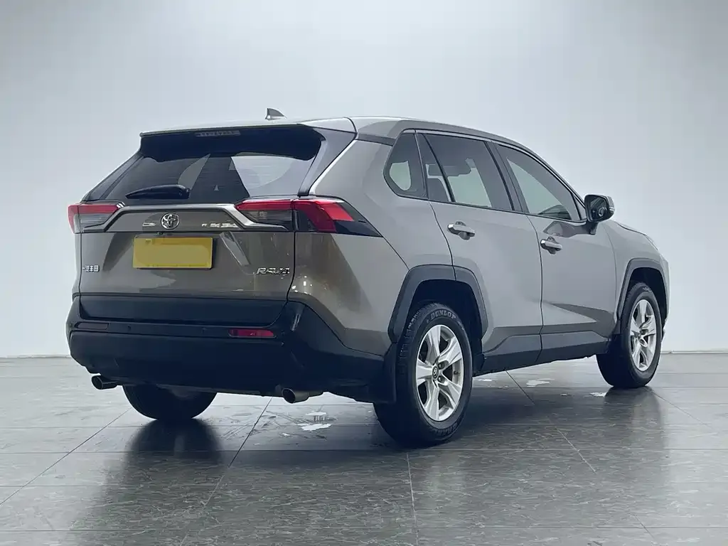 Toyota RAV4 — фото 7
