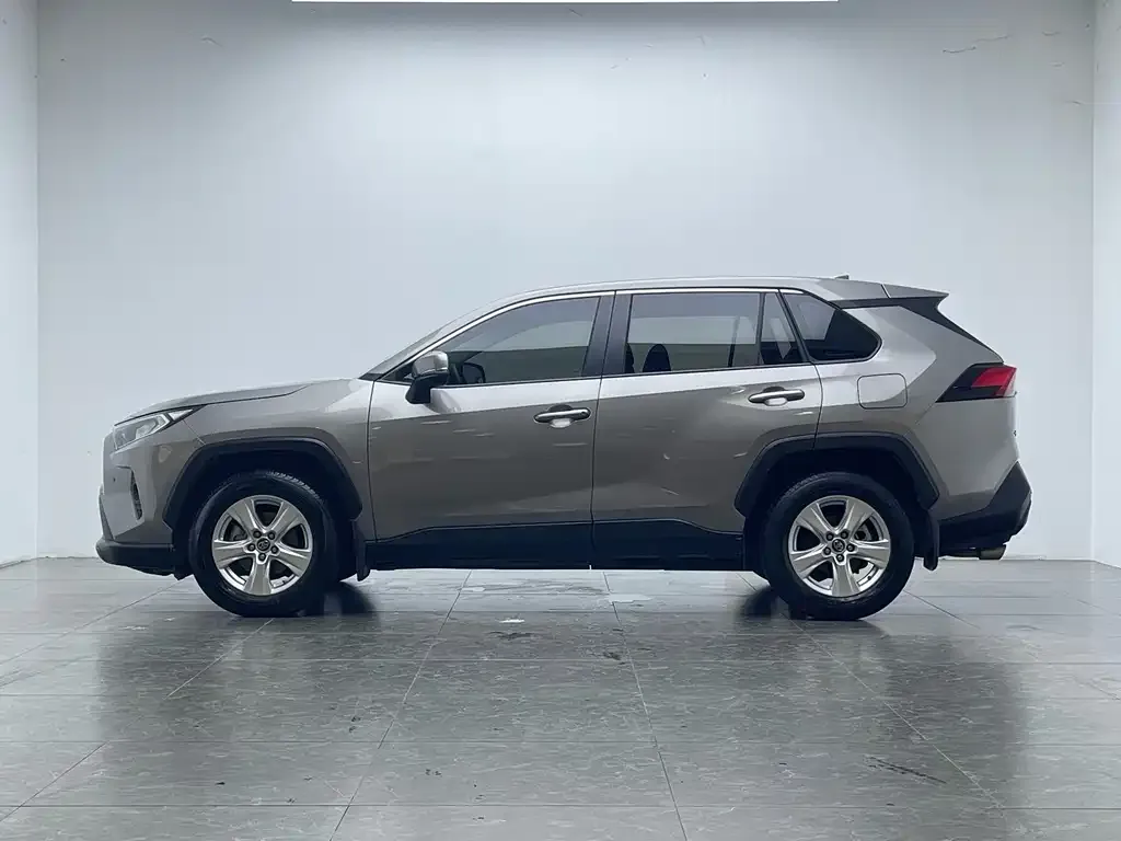 Toyota RAV4 — фото 8