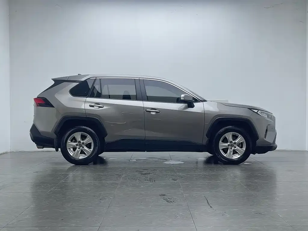 Toyota RAV4 — фото 4