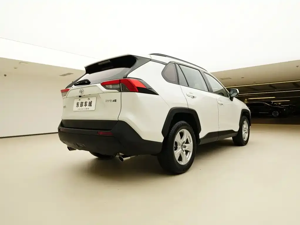 Toyota RAV4 — фото 2