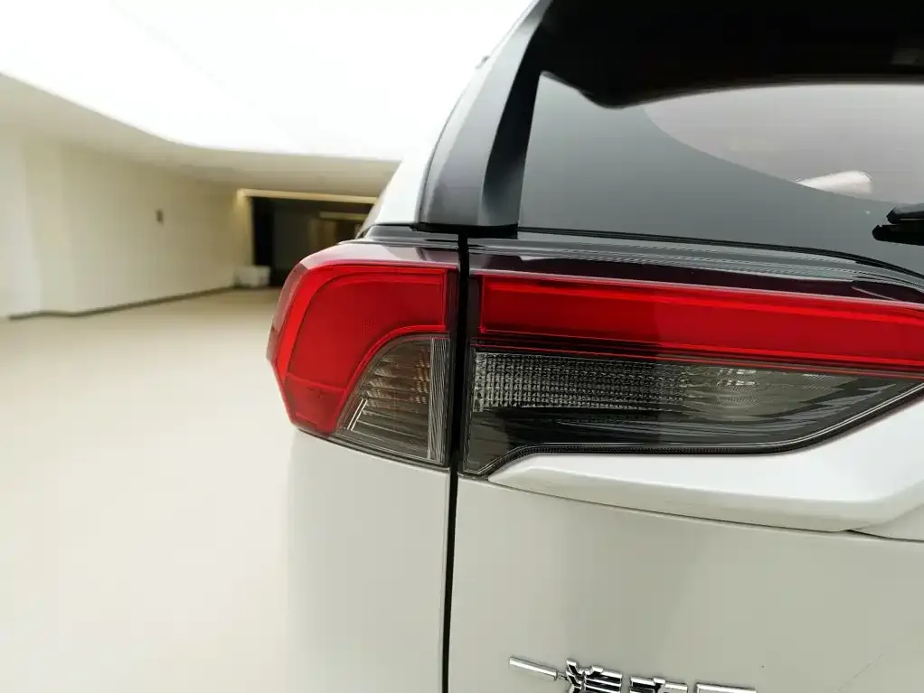 Toyota RAV4 — фото 8
