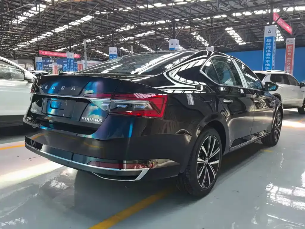 Skoda Superb — фото 8