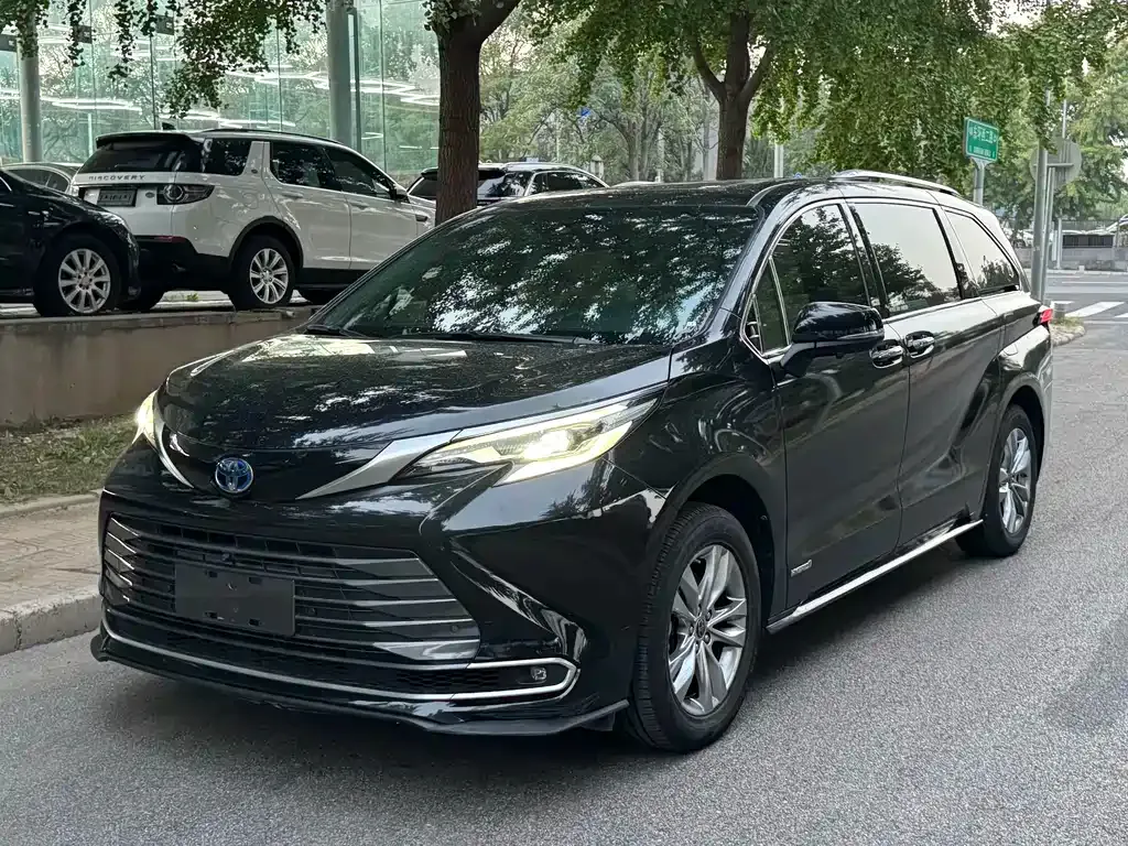 Toyota Sienna — фото 1