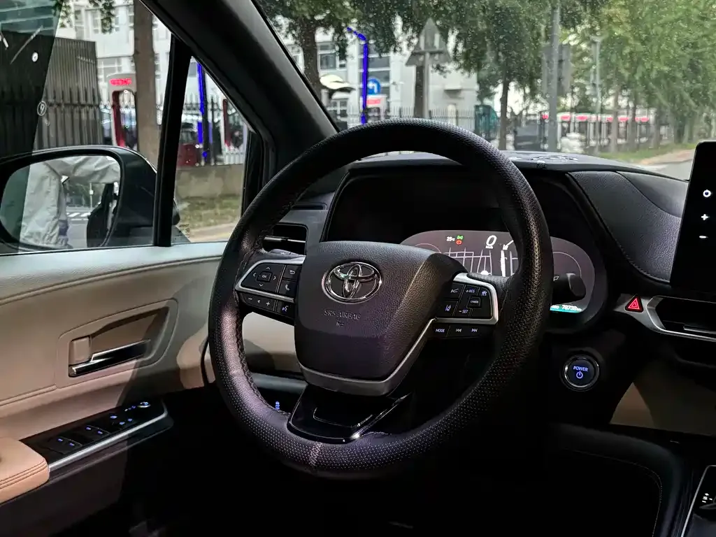 Toyota Sienna — фото 7