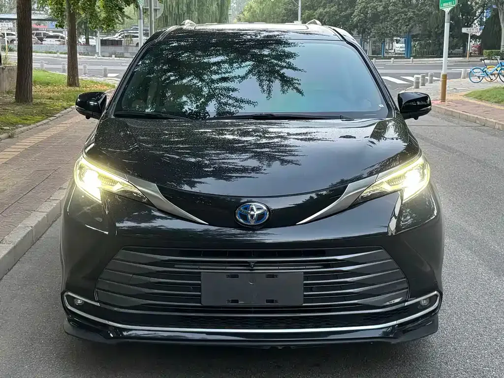 Toyota Sienna — фото 9