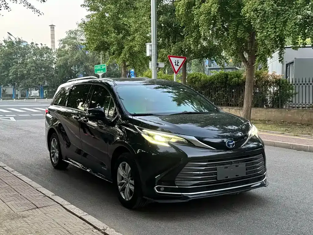 Toyota Sienna — фото 4