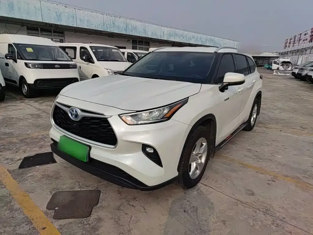 Toyota Highlander — фото 1