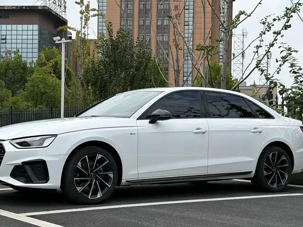 Audi A4L — фото 1