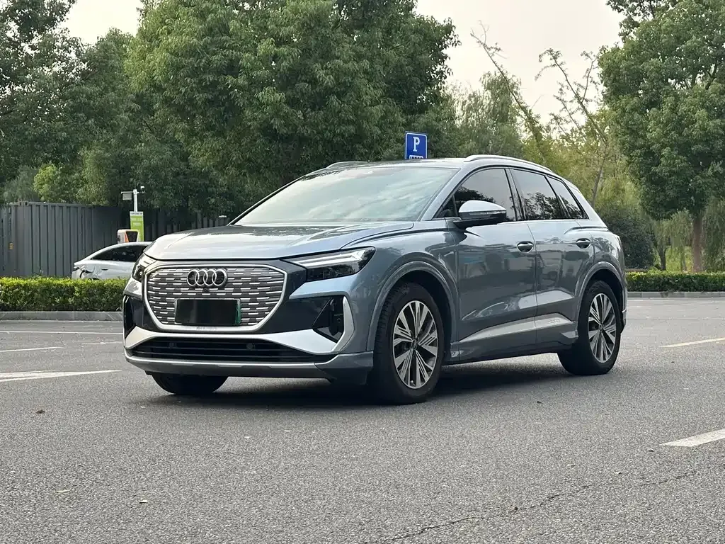 Audi Q4 e-tron — фото 1