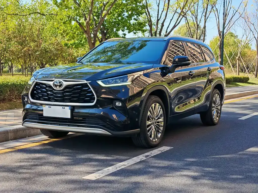 Toyota Highlander — фото 1
