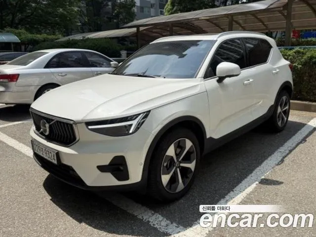 Volvo XC40 — фото 8