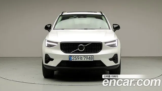 Volvo XC40 — фото 10