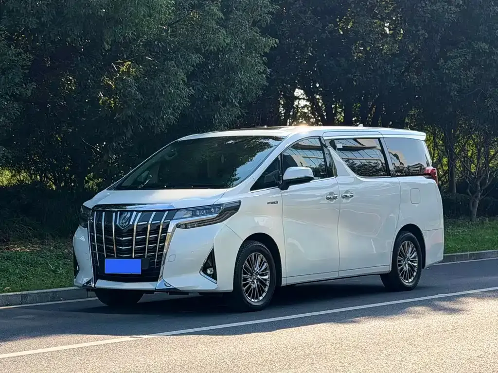 Toyota Alphard — фото 1