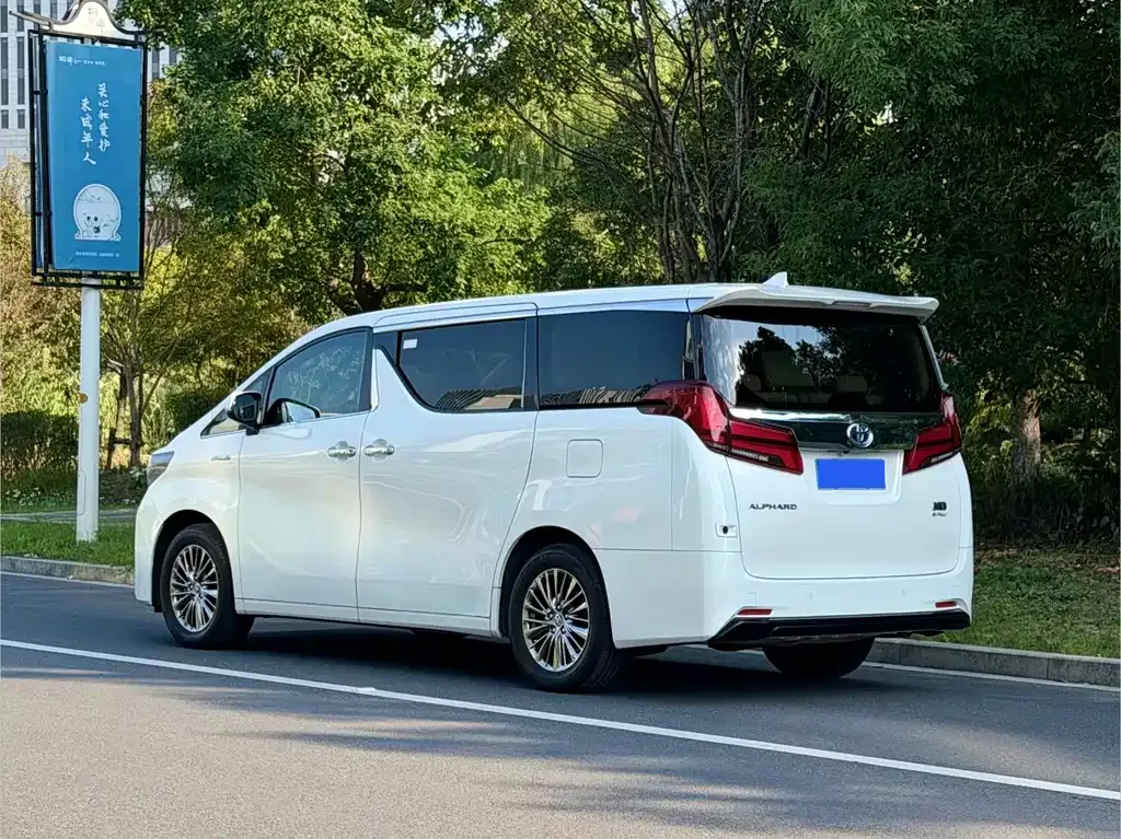 Toyota Alphard — фото 9