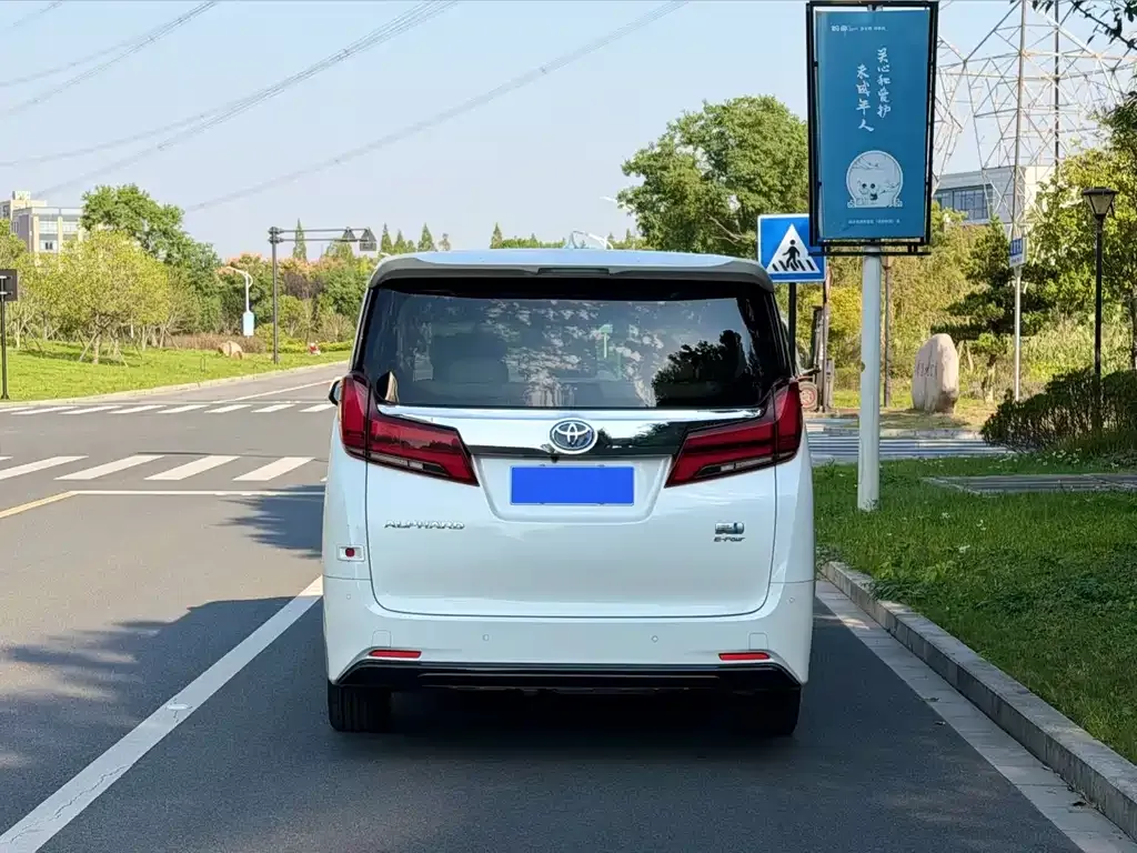 Toyota Alphard — фото 2