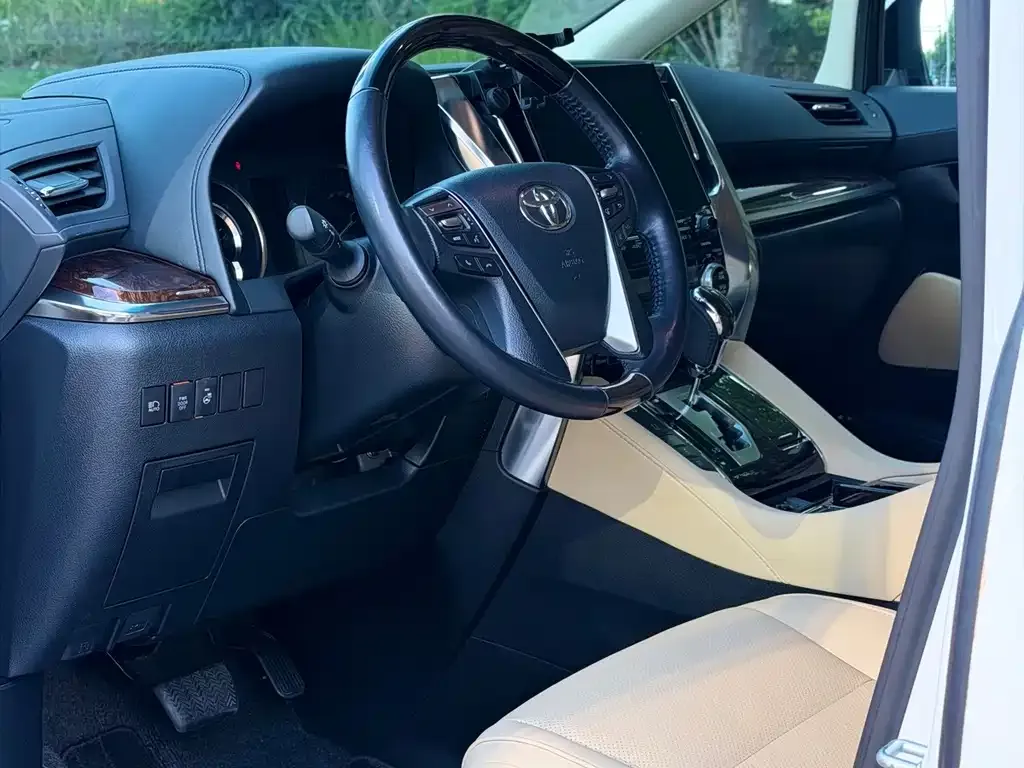 Toyota Alphard — фото 4