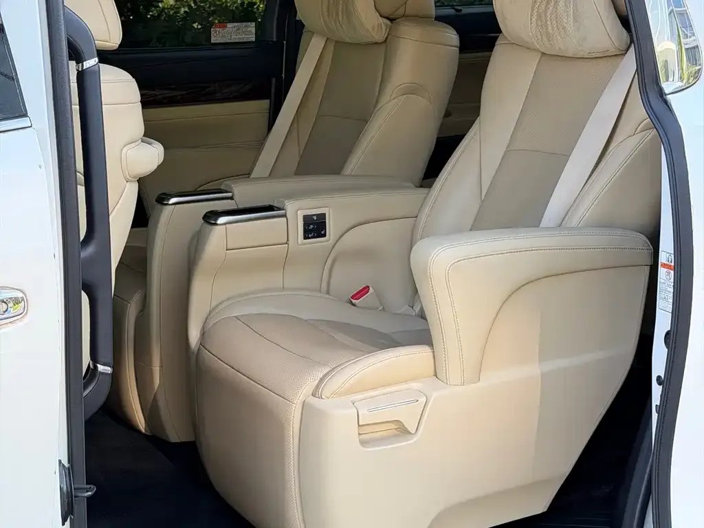 Toyota Alphard — фото 5