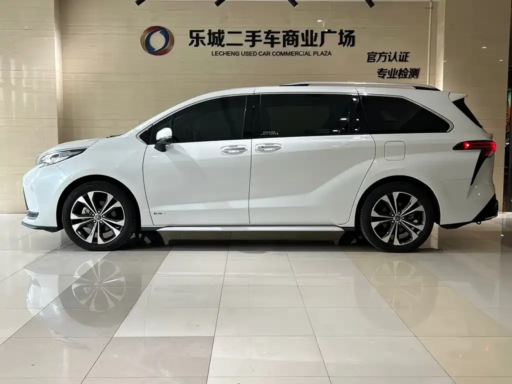 Toyota Granvia — фото 10