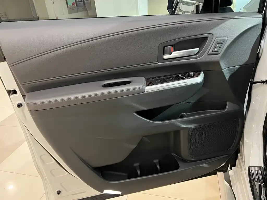 Toyota Granvia — фото 8