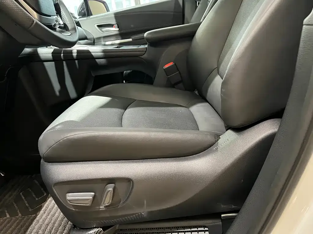 Toyota Granvia — фото 9