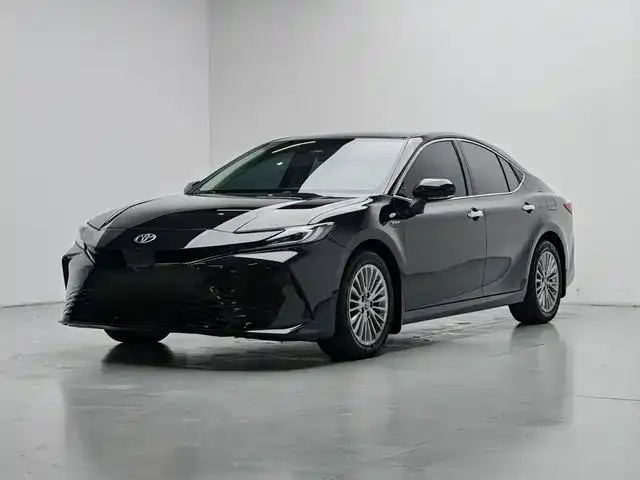 Toyota Camry — фото 1