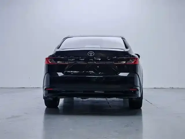 Toyota Camry — фото 2