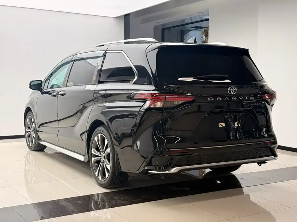 Toyota Granvia — фото 7