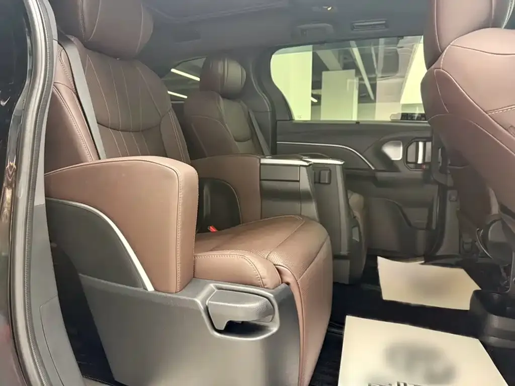 Toyota Granvia — фото 6