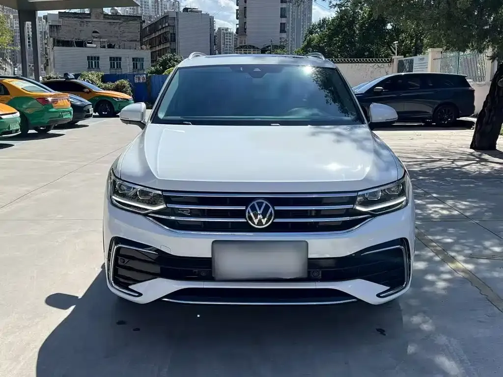Volkswagen Tiguan L — фото 2