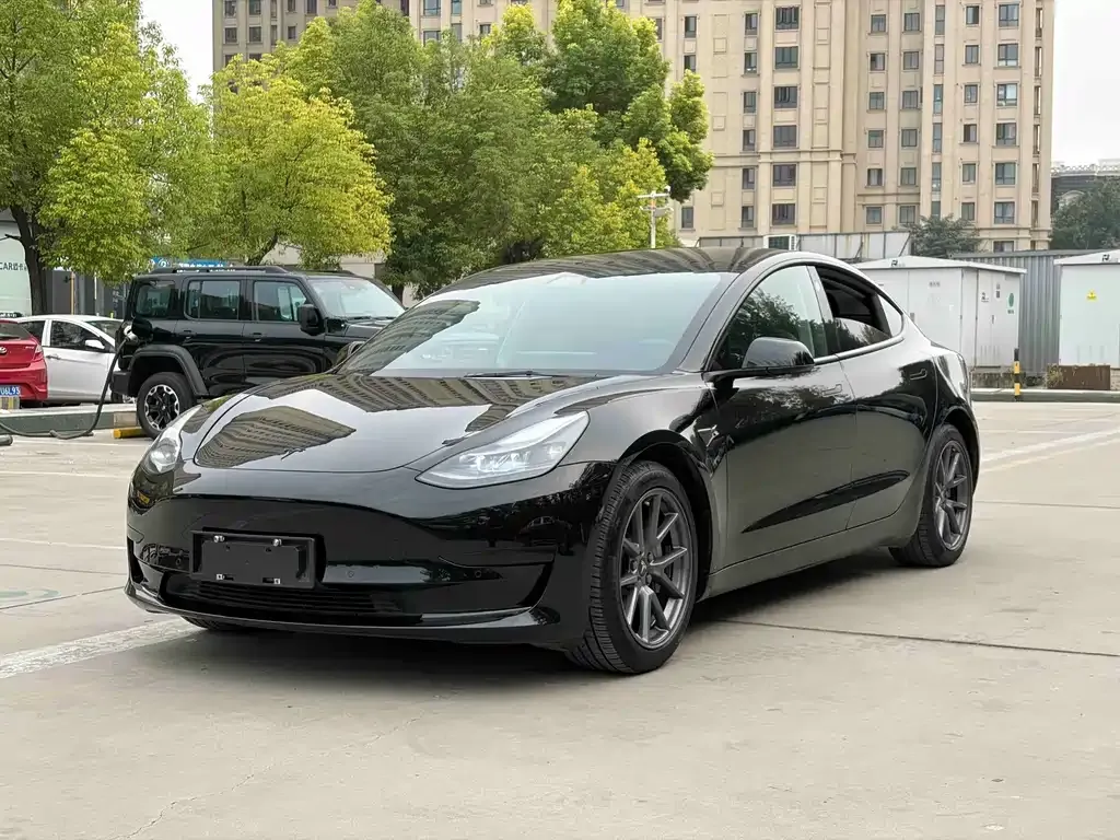 Tesla Model 3 — фото 1