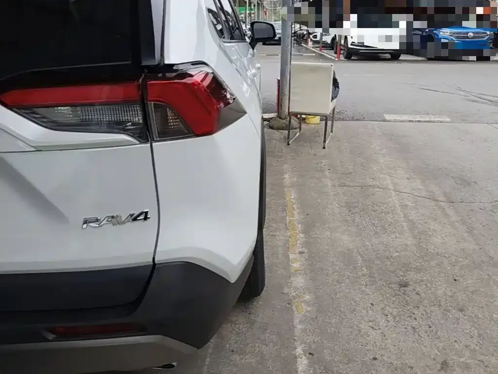 Toyota RAV4 — фото 3