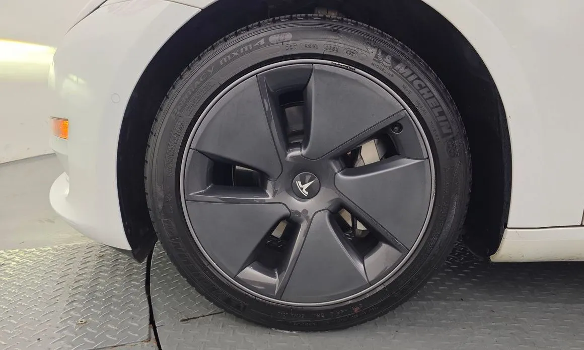 Tesla Model 3 — фото 10