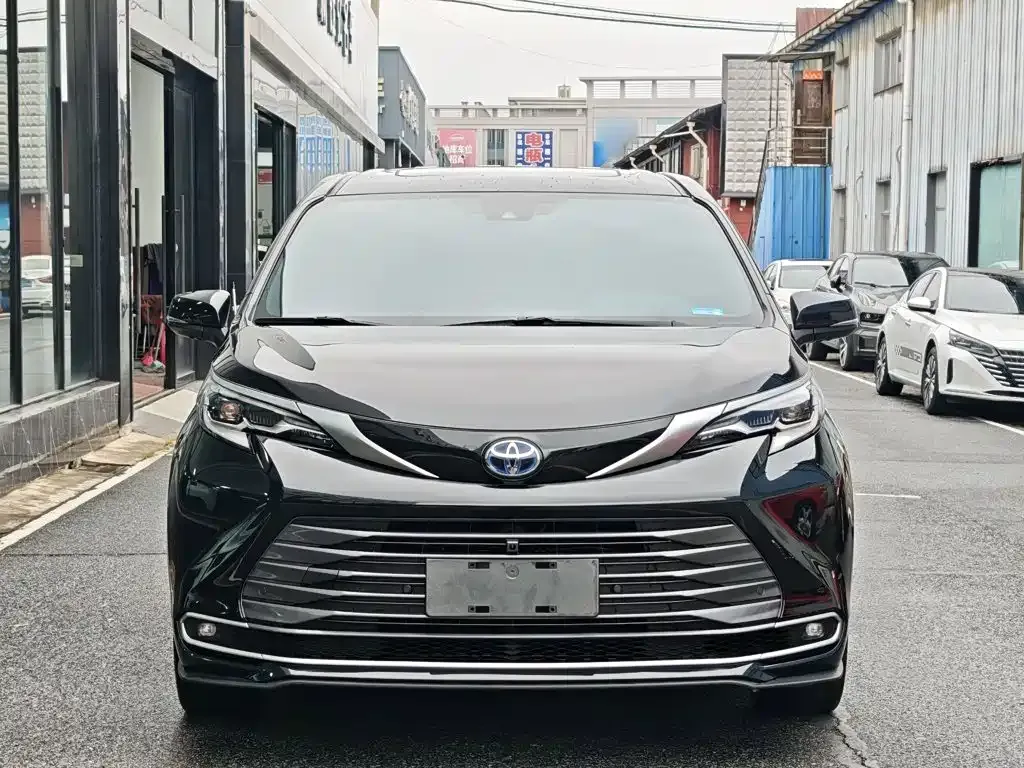Toyota Sienna — фото 10