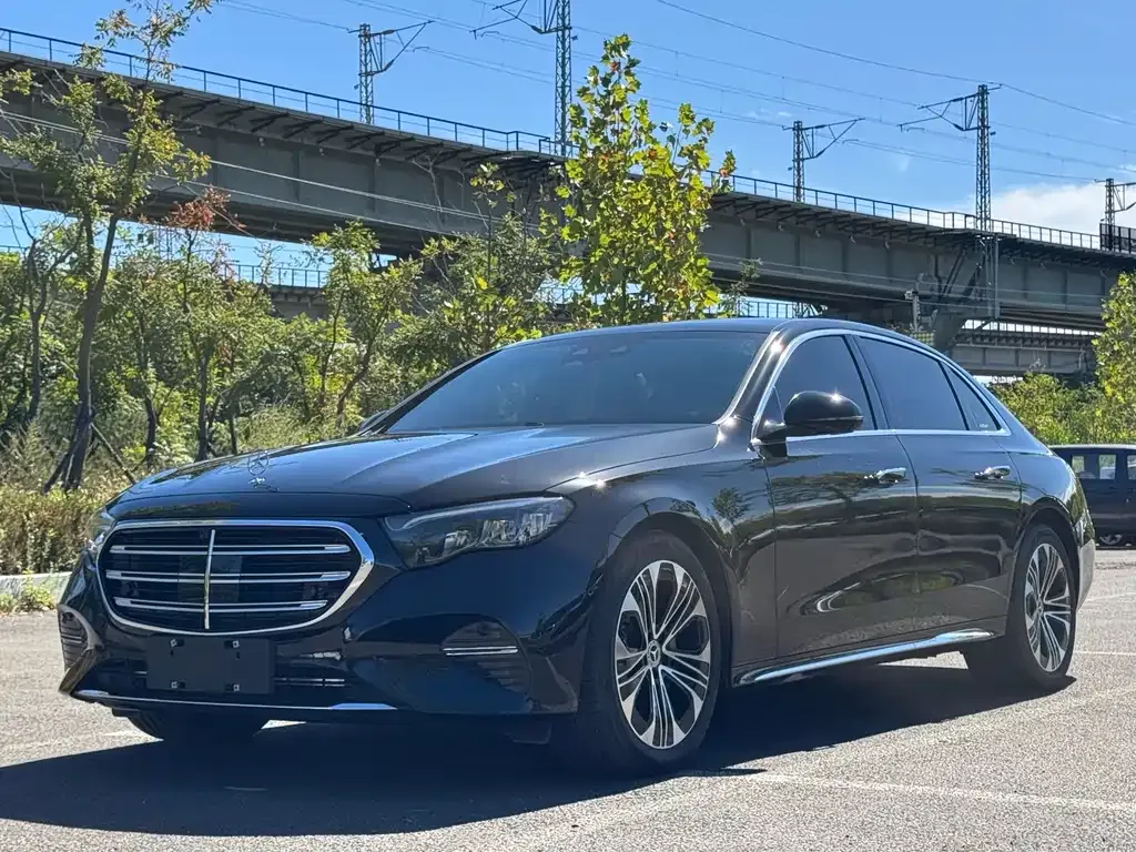 Mercedes-Benz E-Class — фото 1