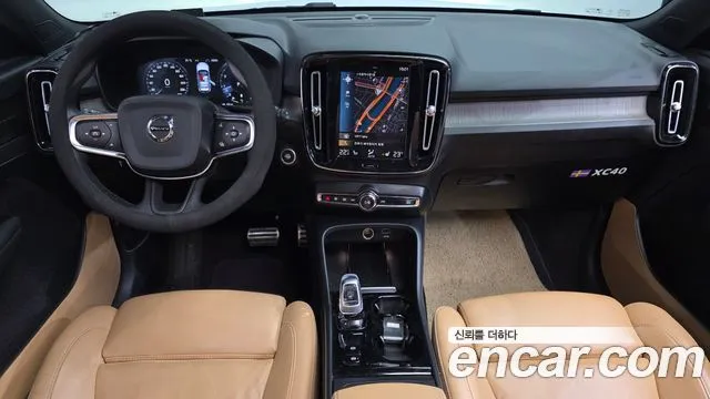 Volvo XC40 — фото 10