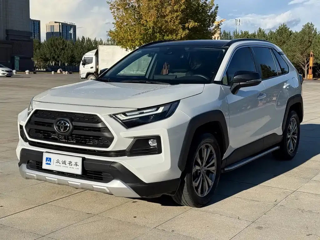 Toyota RAV4 — фото 1