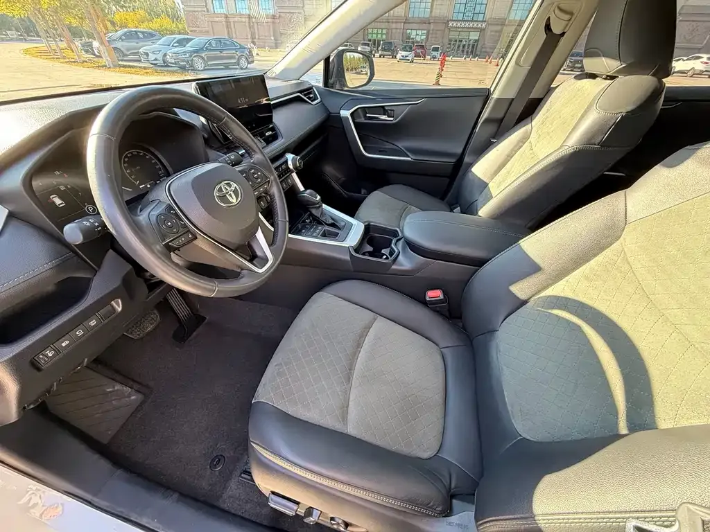 Toyota RAV4 — фото 6