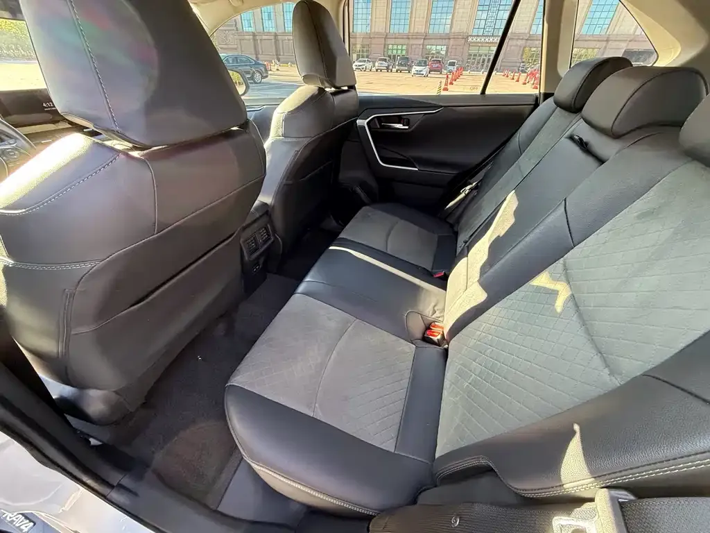 Toyota RAV4 — фото 2