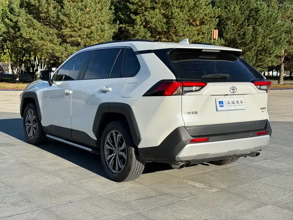 Toyota RAV4 — фото 9