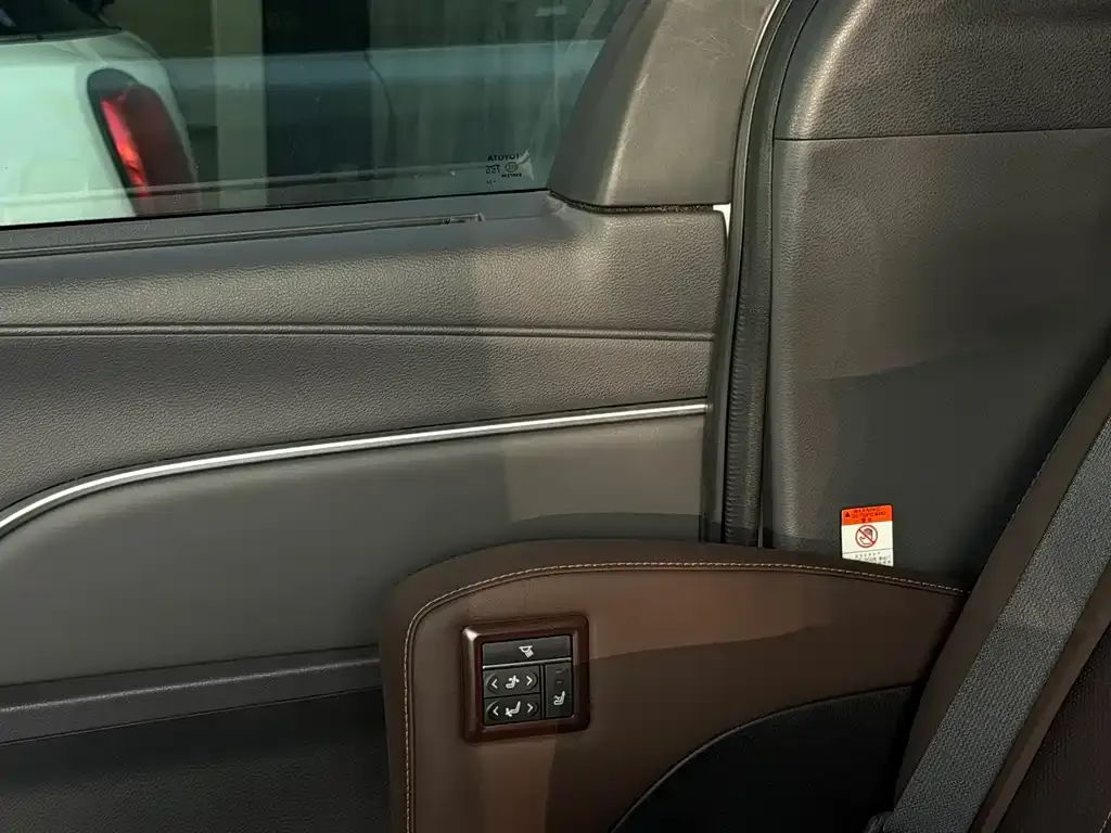 Toyota Granvia — фото 10