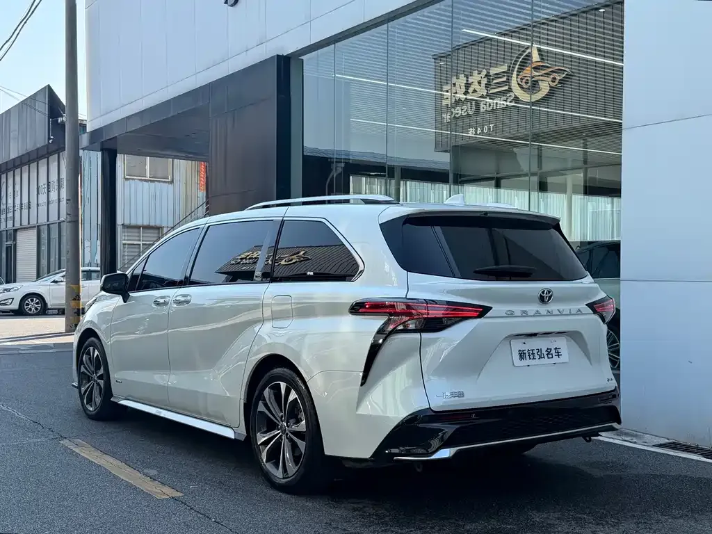 Toyota Granvia — фото 5