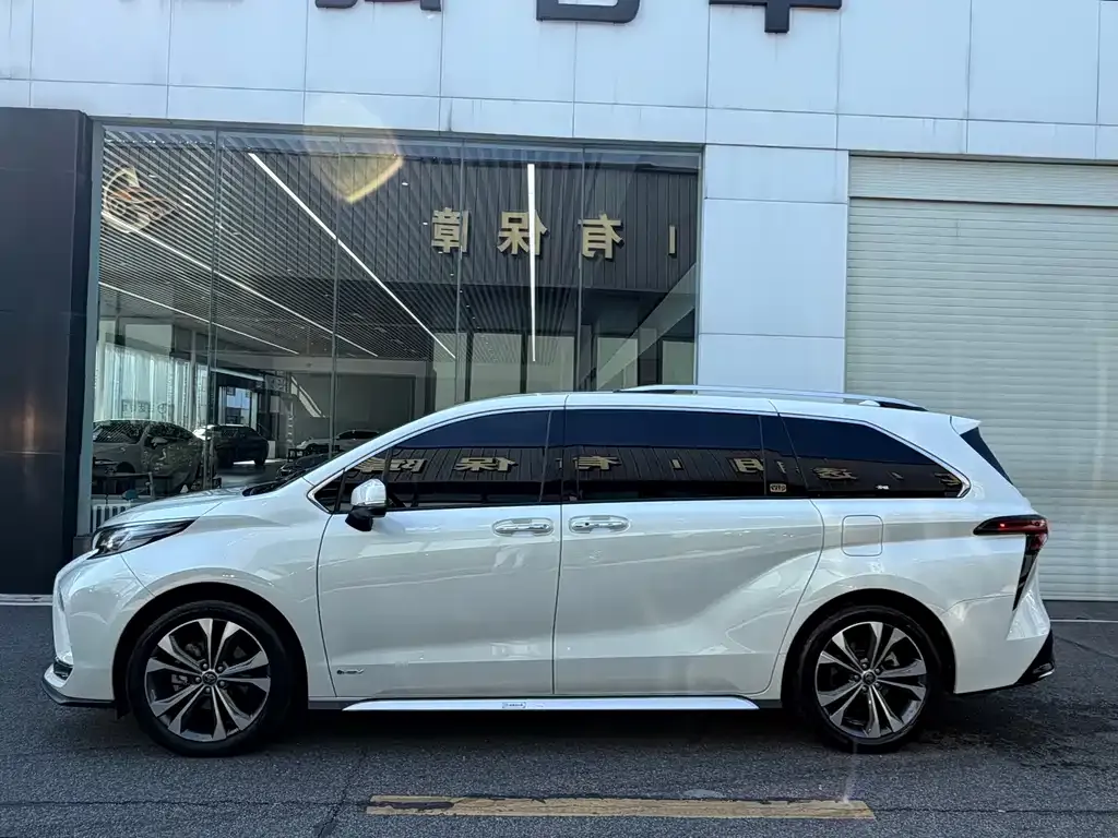 Toyota Granvia — фото 7