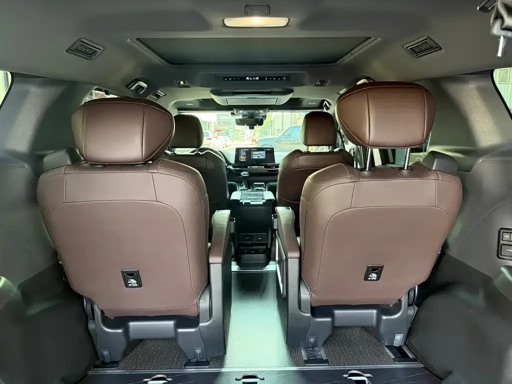 Toyota Granvia — фото 4
