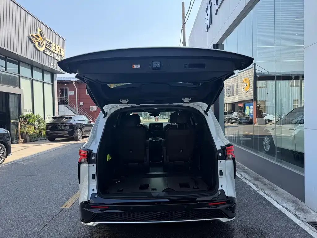 Toyota Granvia — фото 3