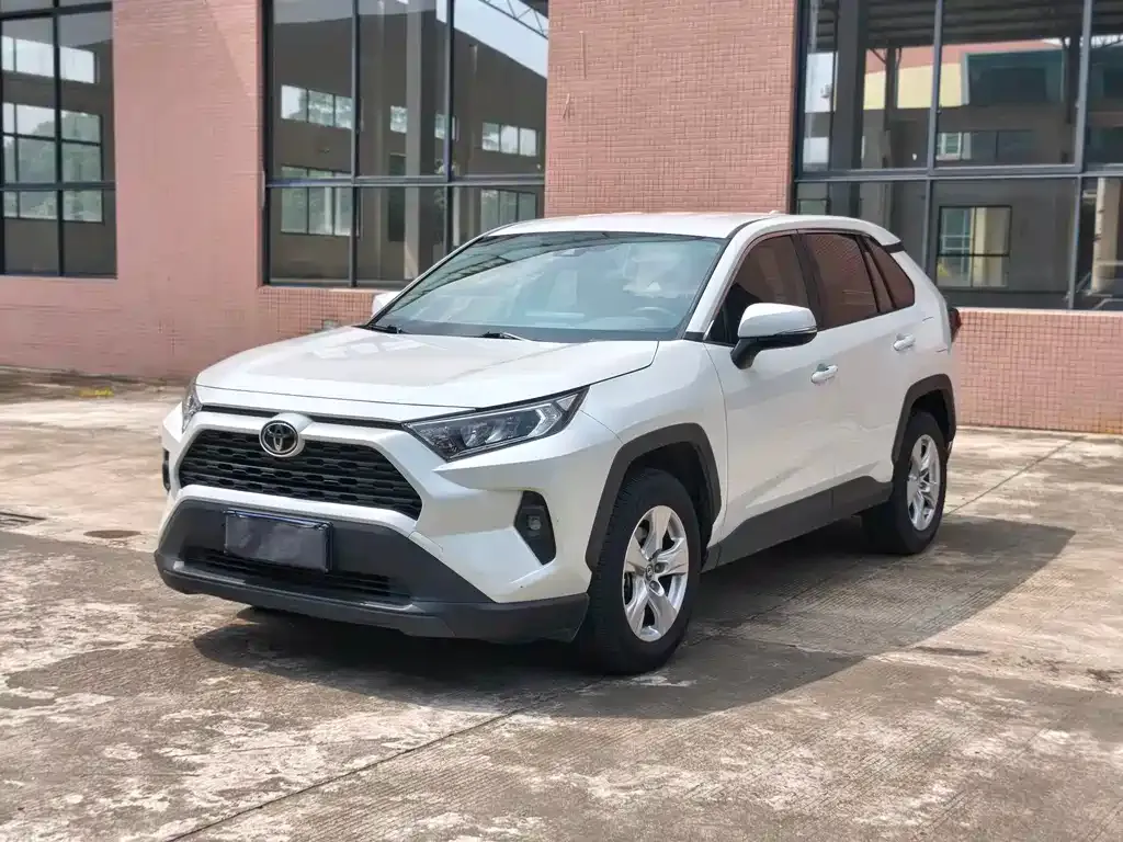 Toyota RAV4 — фото 1