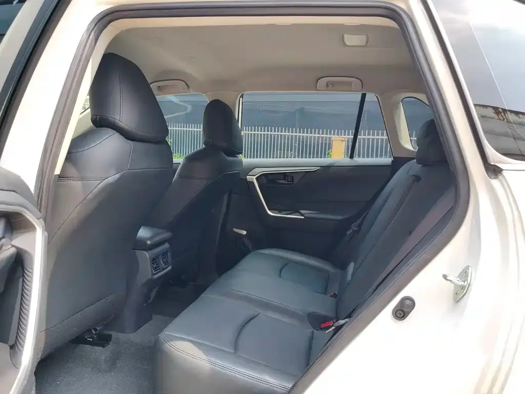 Toyota RAV4 — фото 3