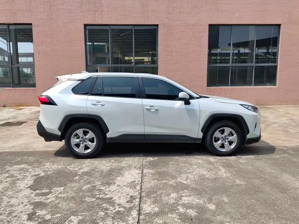 Toyota RAV4 — фото 4