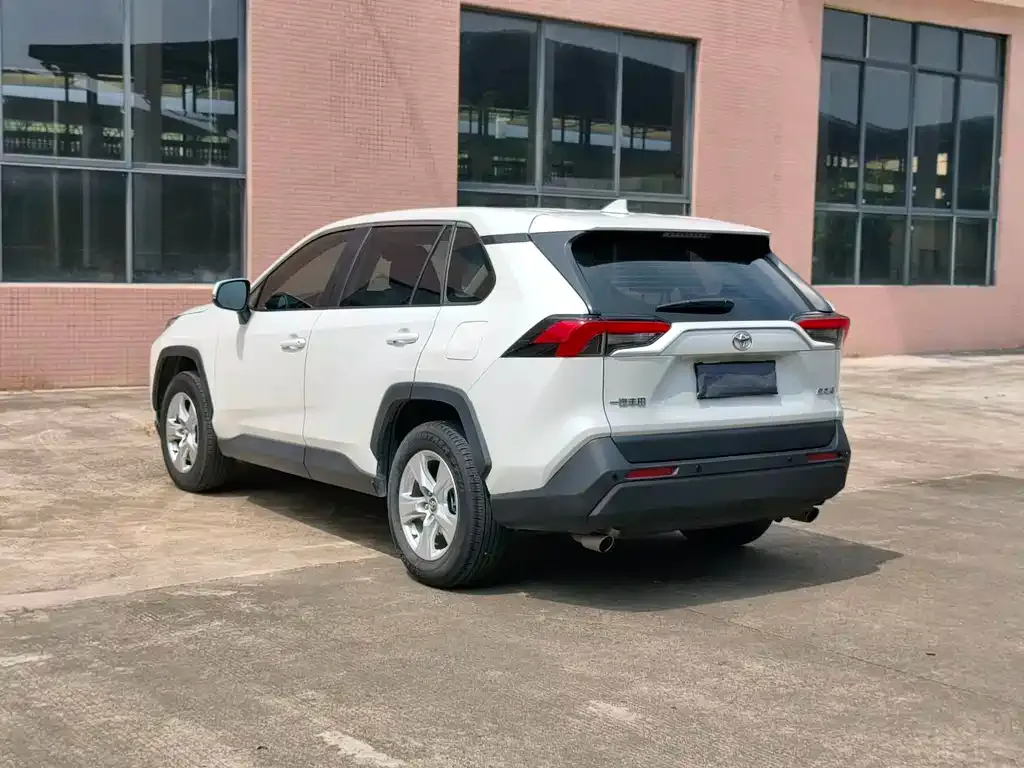 Toyota RAV4 — фото 2