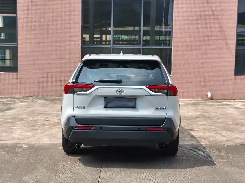 Toyota RAV4 — фото 8